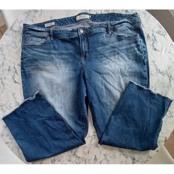 Torrid Boyfriend Jeans Women  26 (48"x 28") Raw‎ Hem Mature Momcore Stretchy 90s - Picture 2 of 9